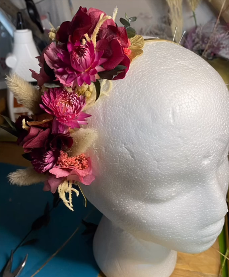 Pulseras y prendidos florales para boda