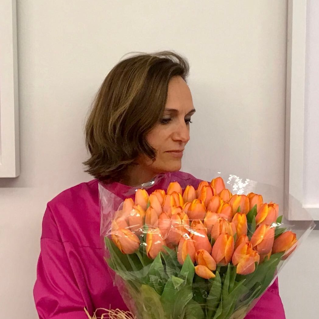 Fundadora de Atelier de los Colores con un ramo de flores