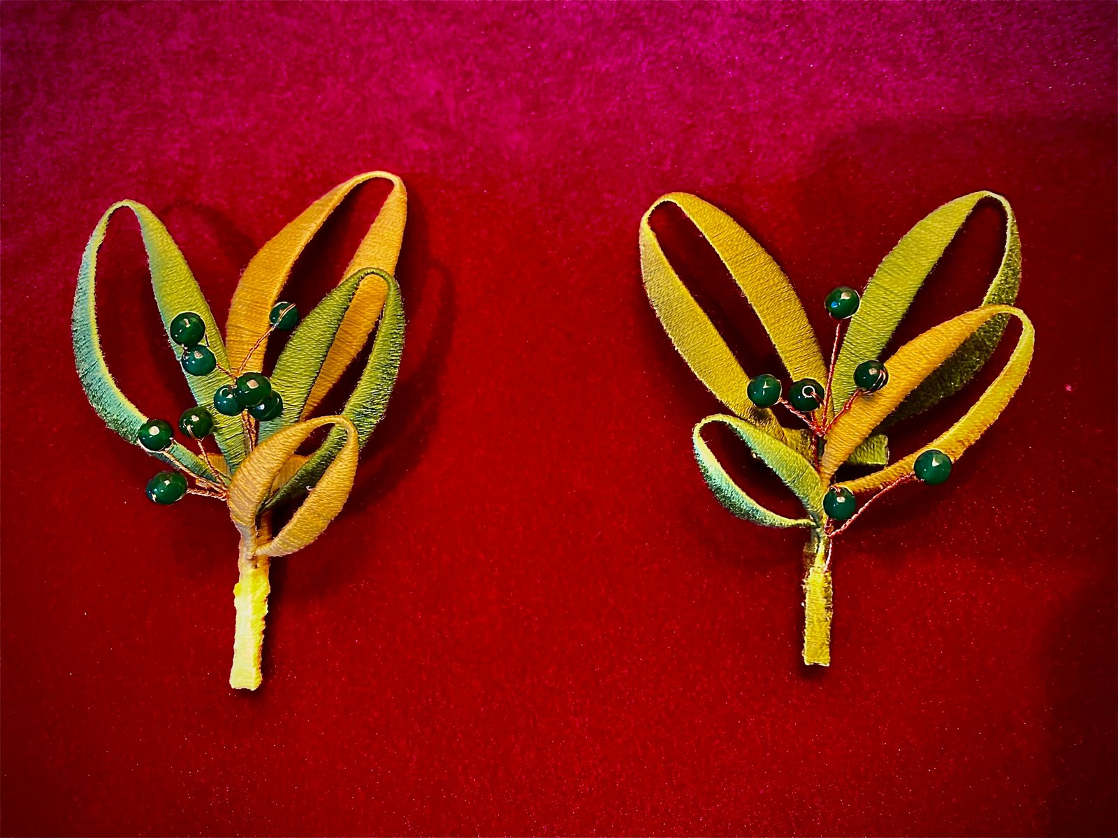 Broche con hojas en tonos ocres