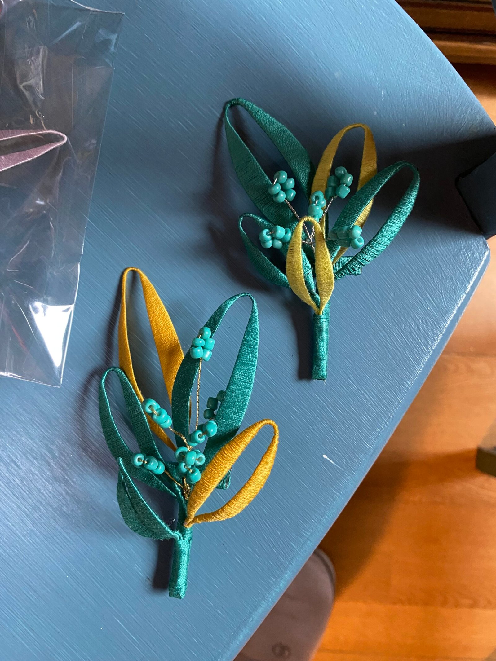 Broche con hojas verdes