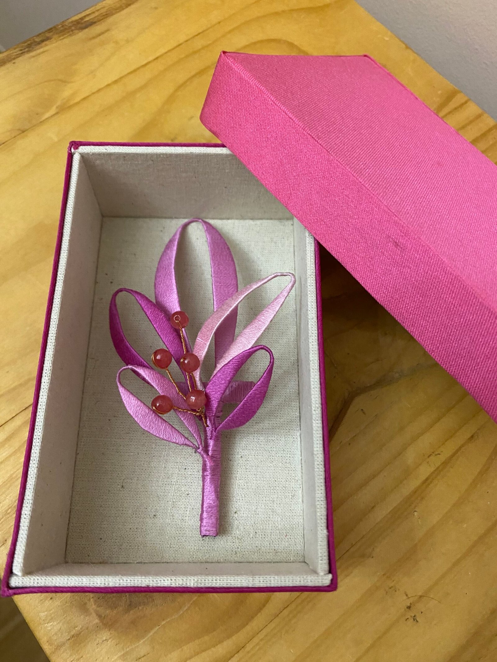 Broche de flores rosas