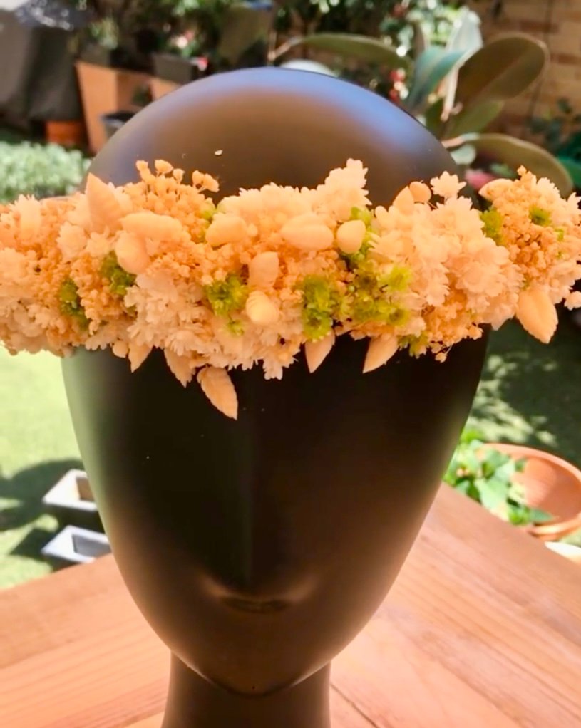 Corona de comunión con flores preservadas