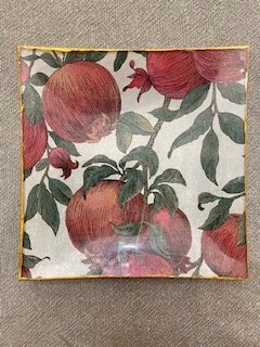 Platos decorativos en pared con decoupage