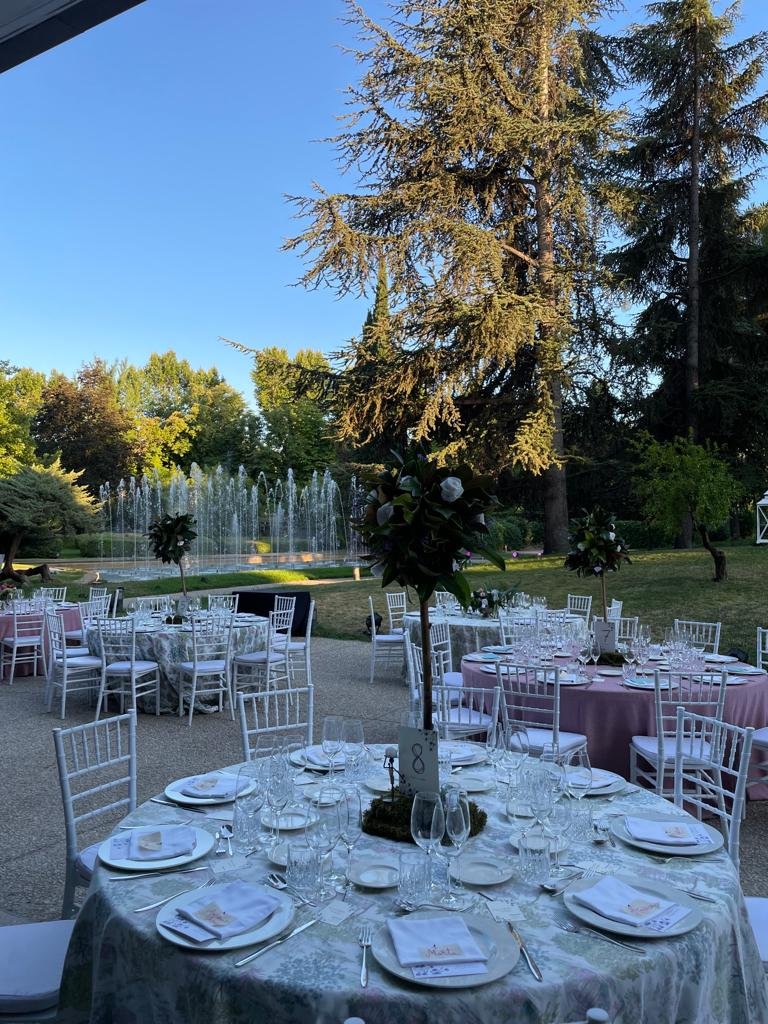 Mesas decoradas con flores para evento
