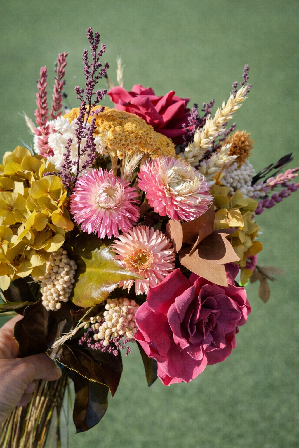 Detalle de flores preservadas en tonos suaves