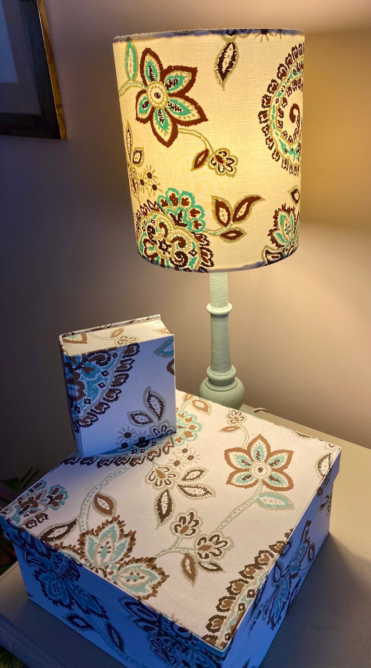 Pantalla de lámpara forrada en tela clara