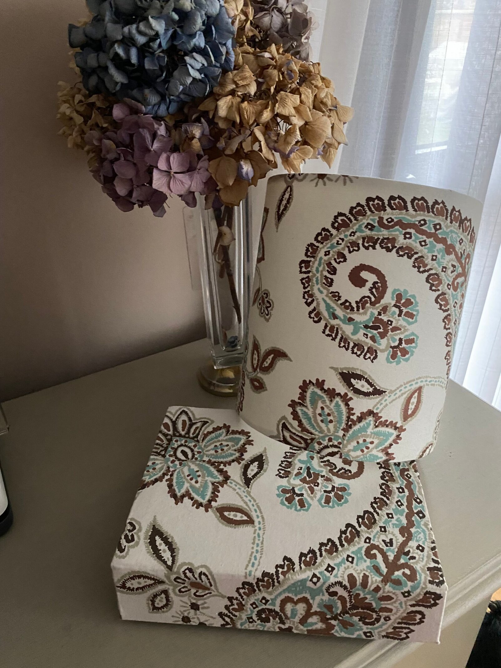 Detalle de lámpara encendida con pantalla artesanal