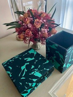Jarrón con flores preservadas en tonos cálidos