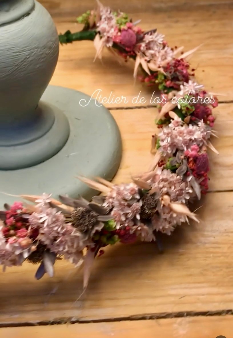 Corona de comunión con flores preservadas