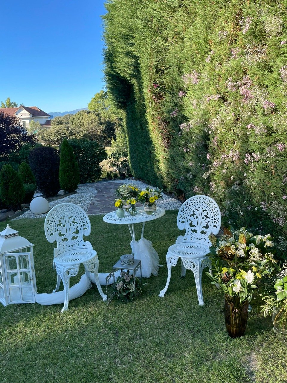 Mesas decoradas con flores para evento