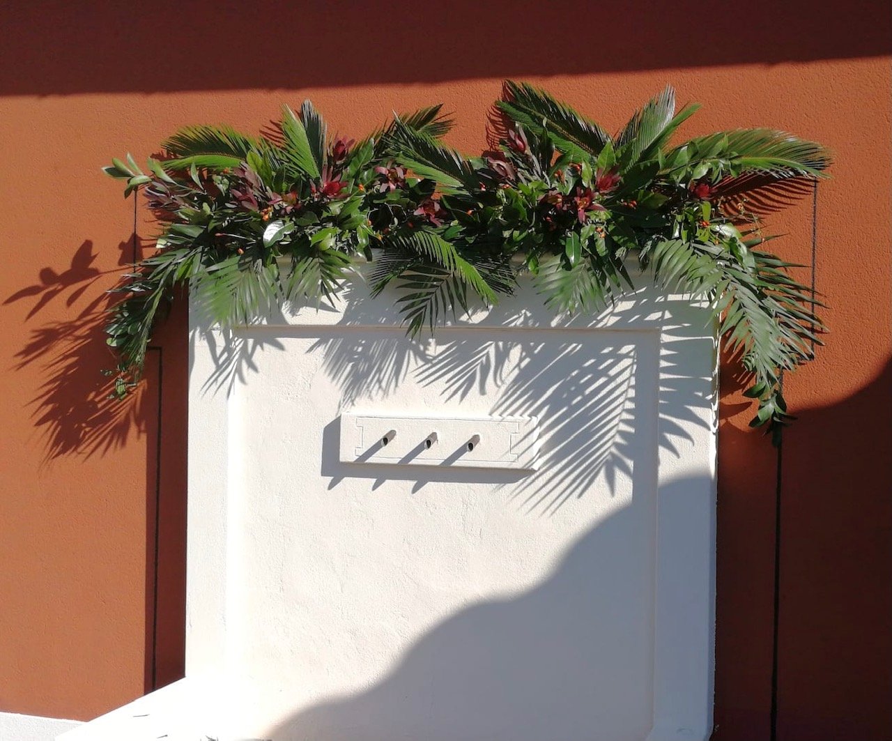 Mesas decoradas con flores para evento