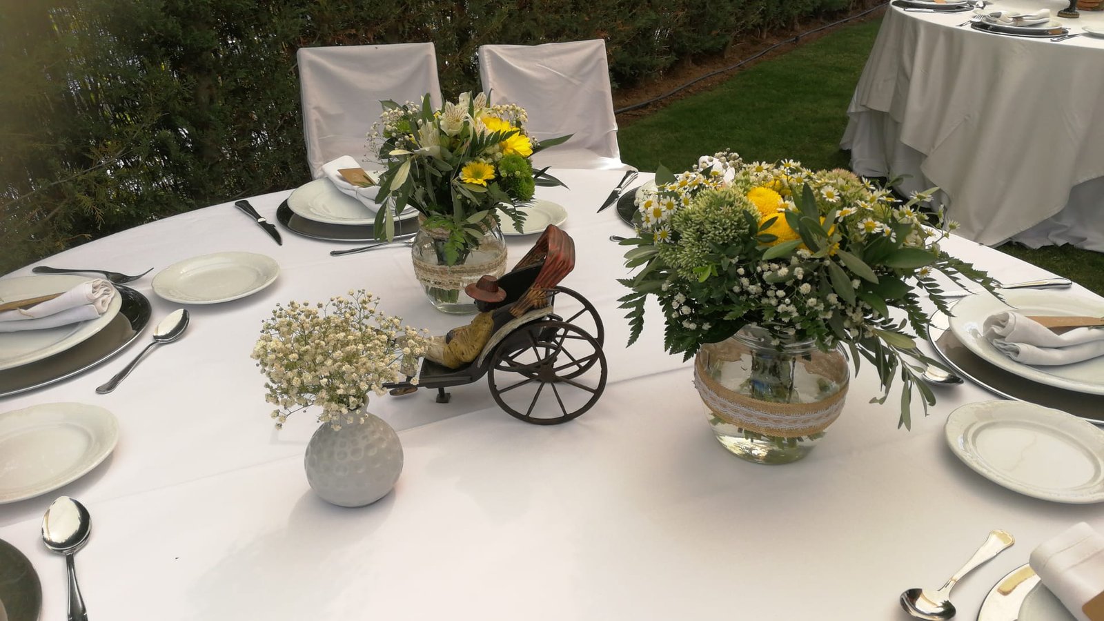 Mesas decoradas con flores para evento