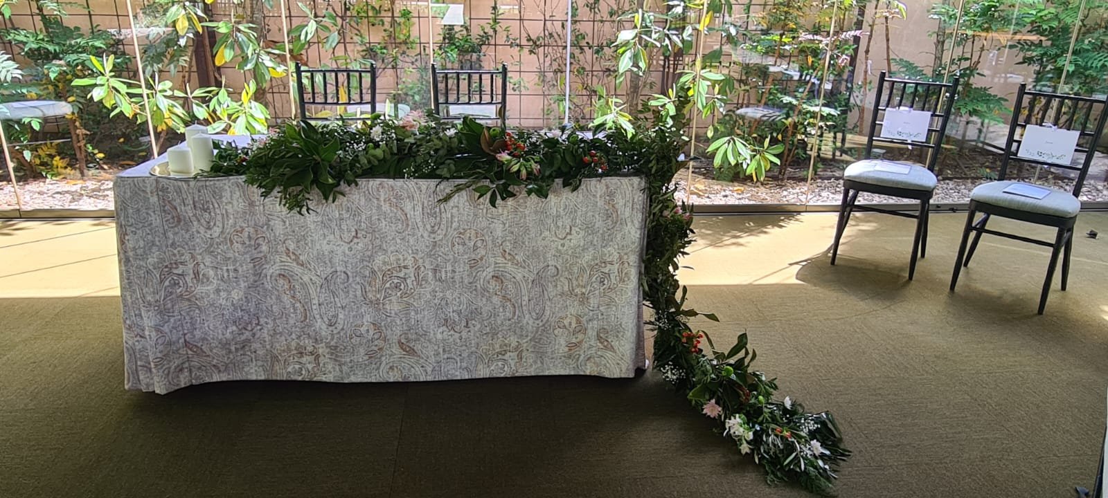 Mesas decoradas con flores para evento