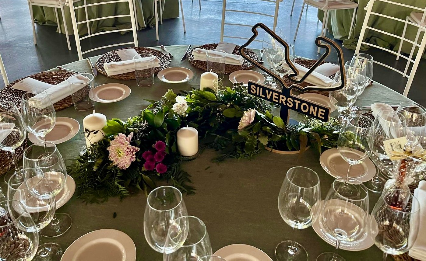 Mesas decoradas con flores para evento
