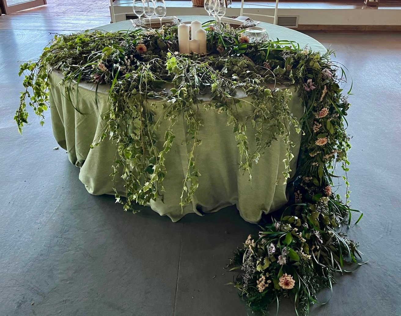 Mesas decoradas con flores para evento