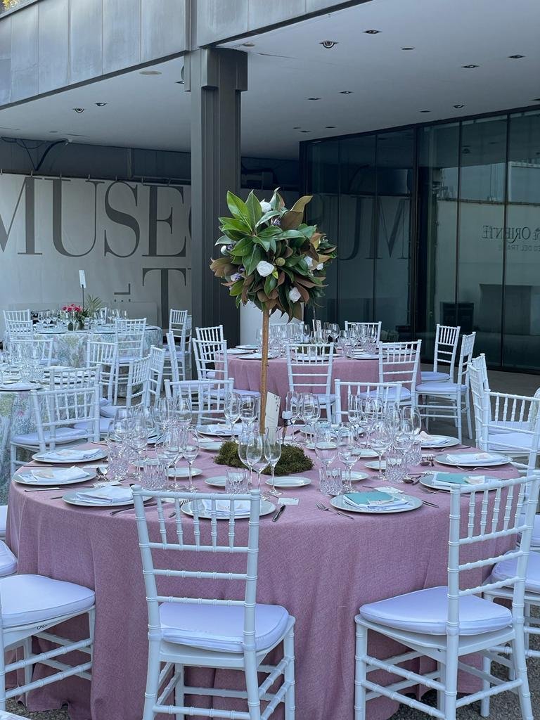 Mesas decoradas con flores para evento