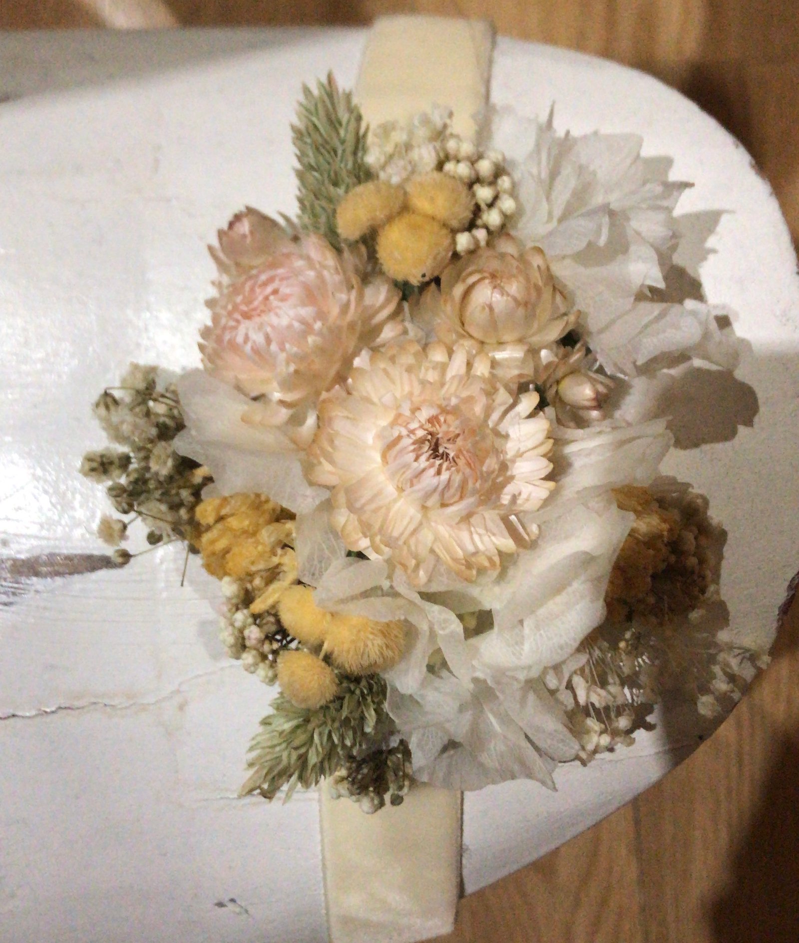 Porta alianzas o detalle floral de novia