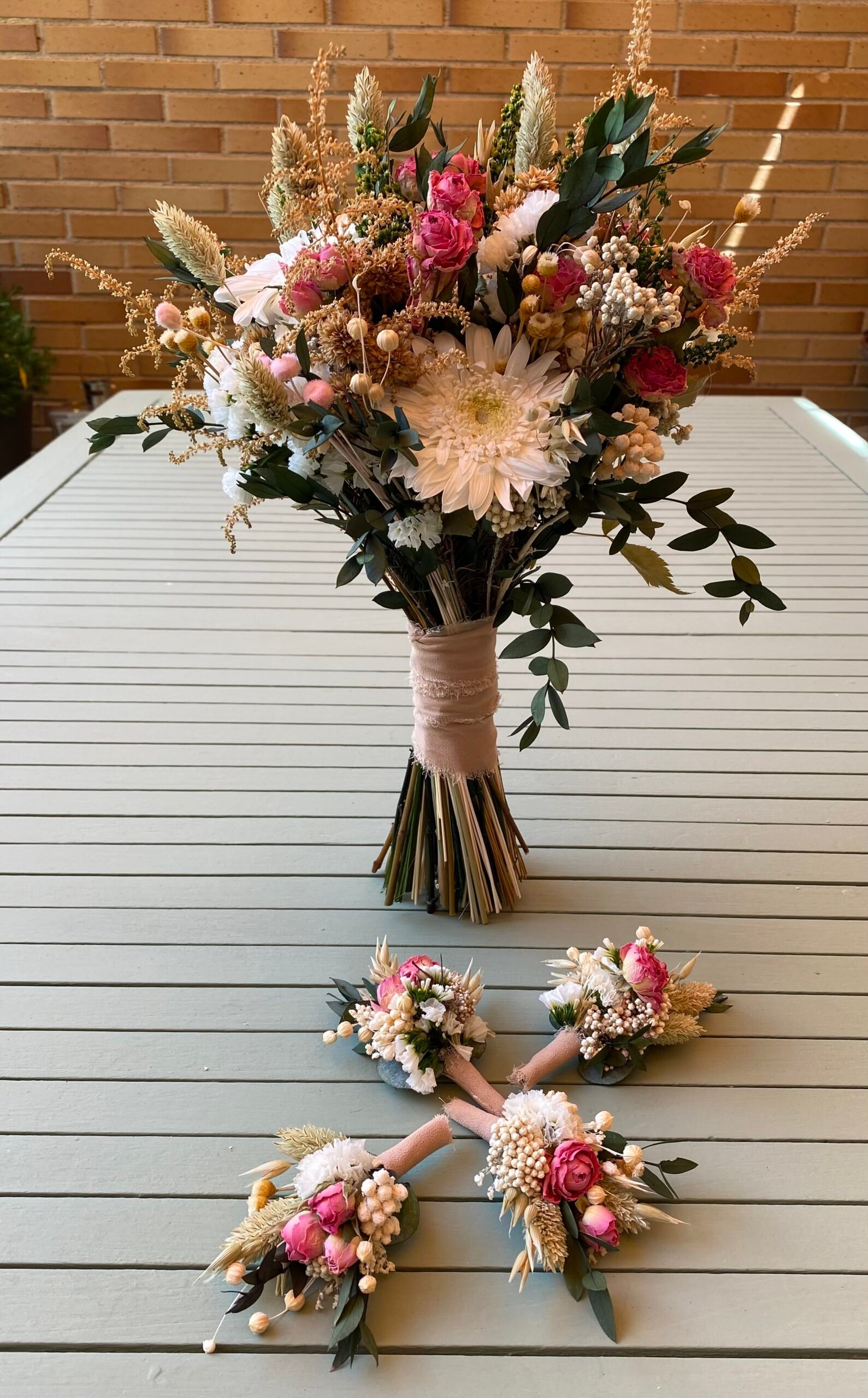Pulseras y prendidos florales para boda