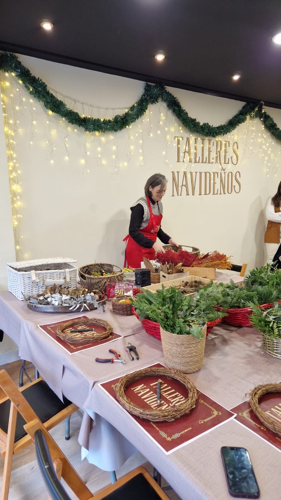 Jarrón con flores preservadas en tonos cálidos