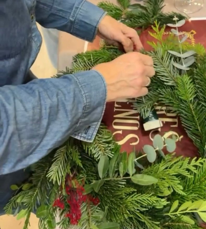 Jarrón con flores preservadas en tonos cálidos