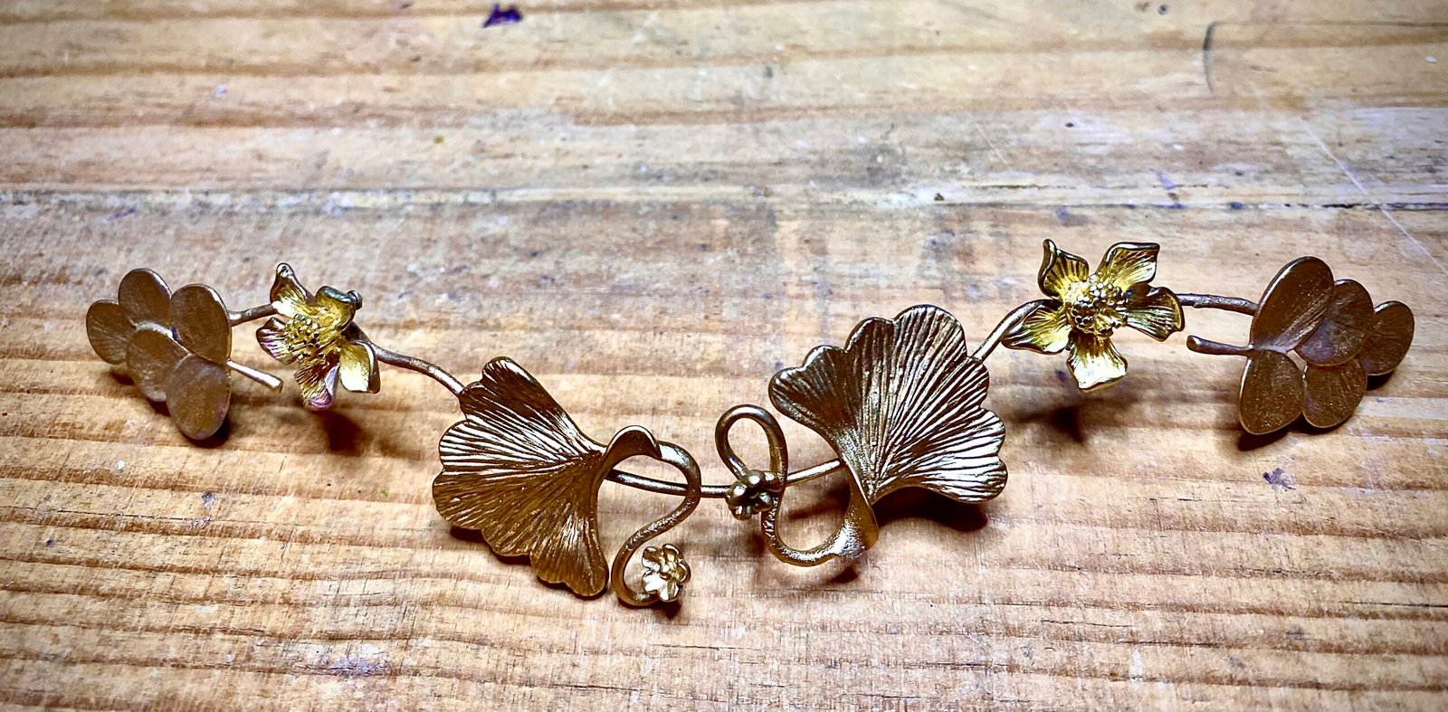 Detalle de flores preservadas en tonos suaves