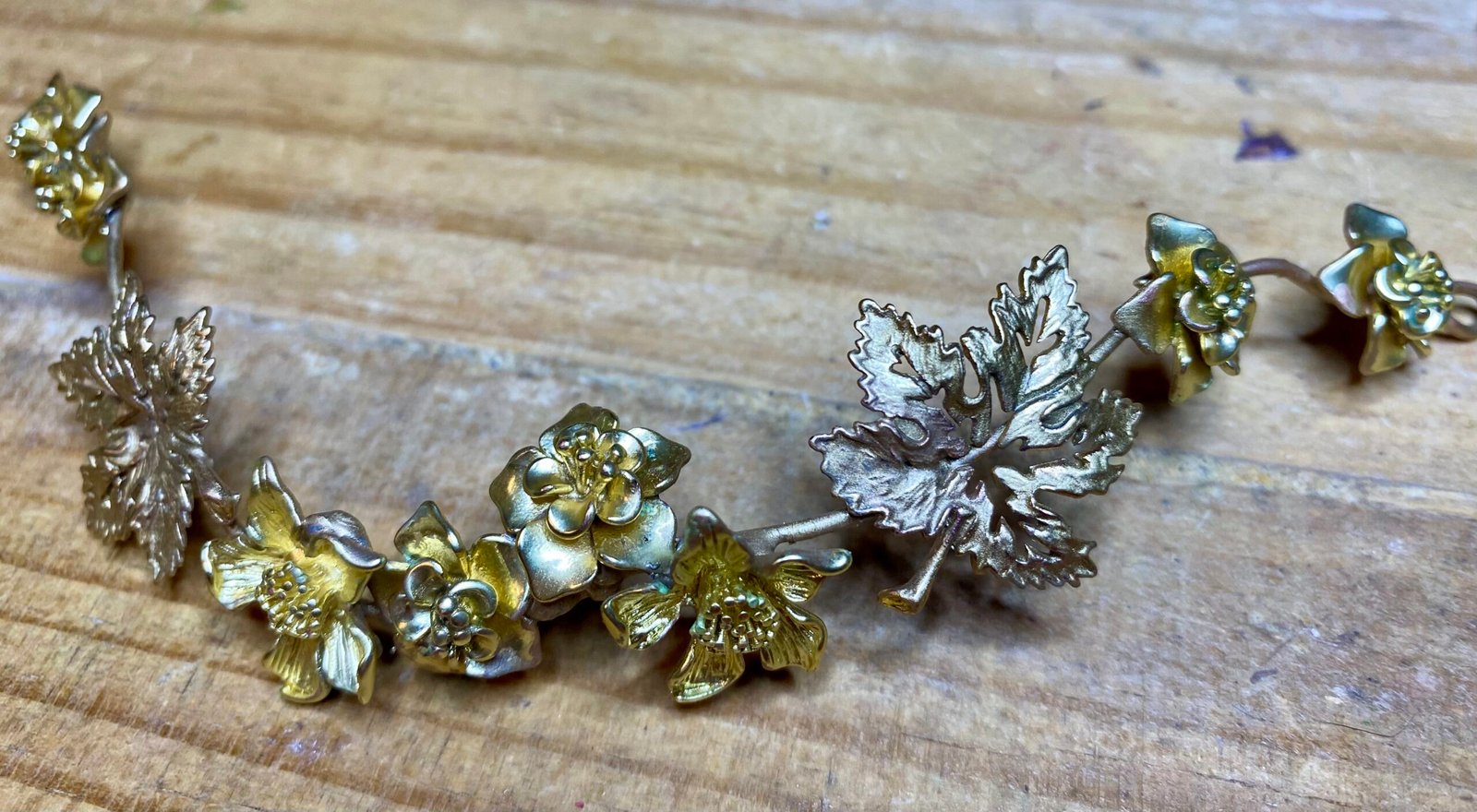 Detalle de flores preservadas en tonos suaves